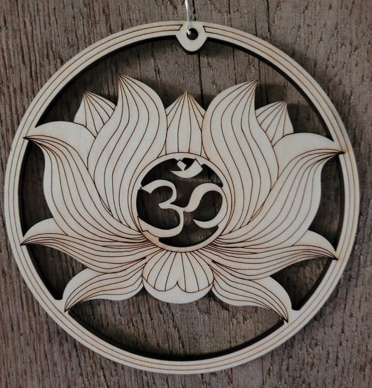 Fleur de lotus et Om en bois 14 cm à accrocher ou poser - Coralie-shop