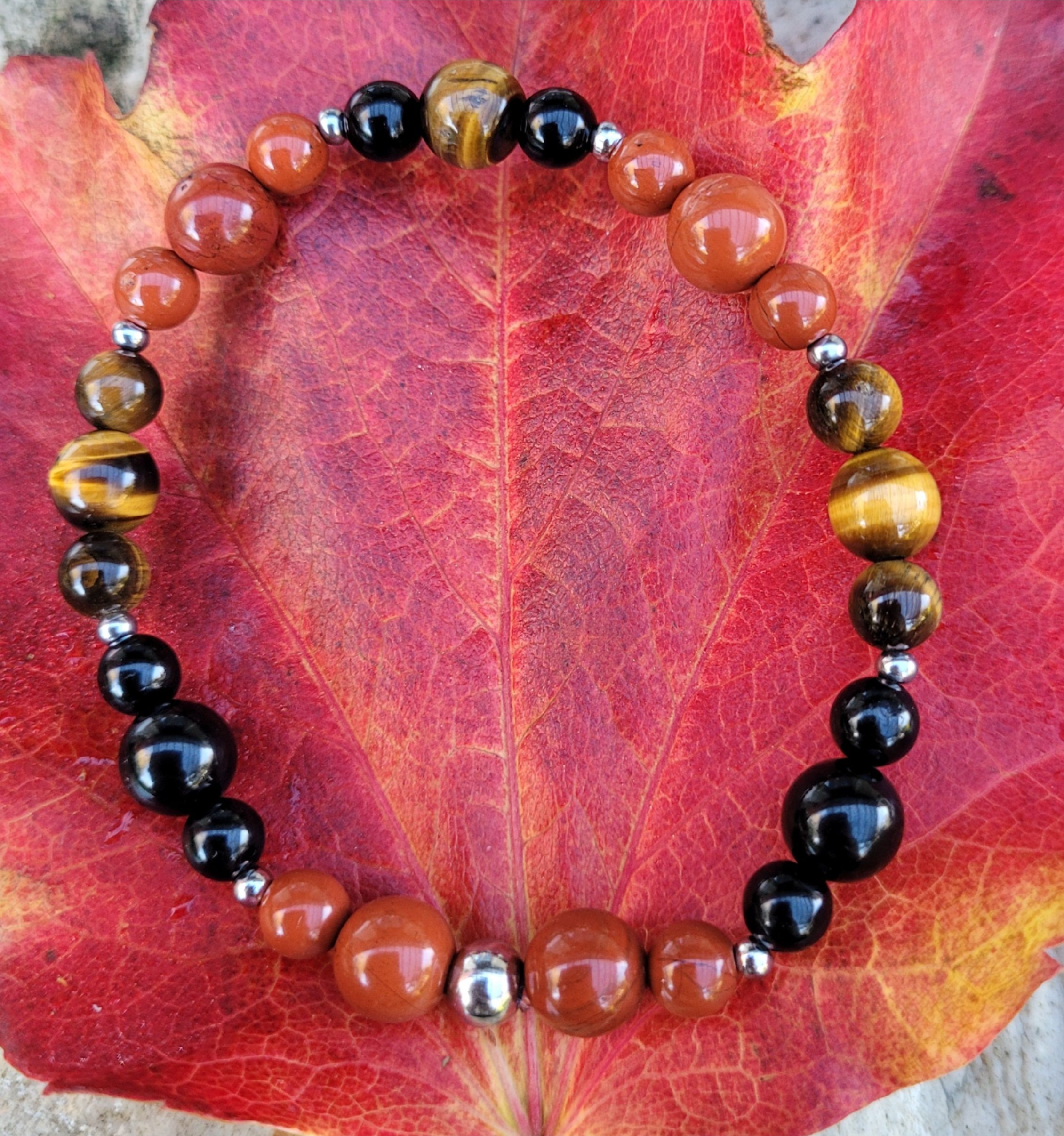 Oeil de tigre, Jaspe rouge et Tourmaline noire Oeil de tigre, Jaspe rouge et Tourmaline noire